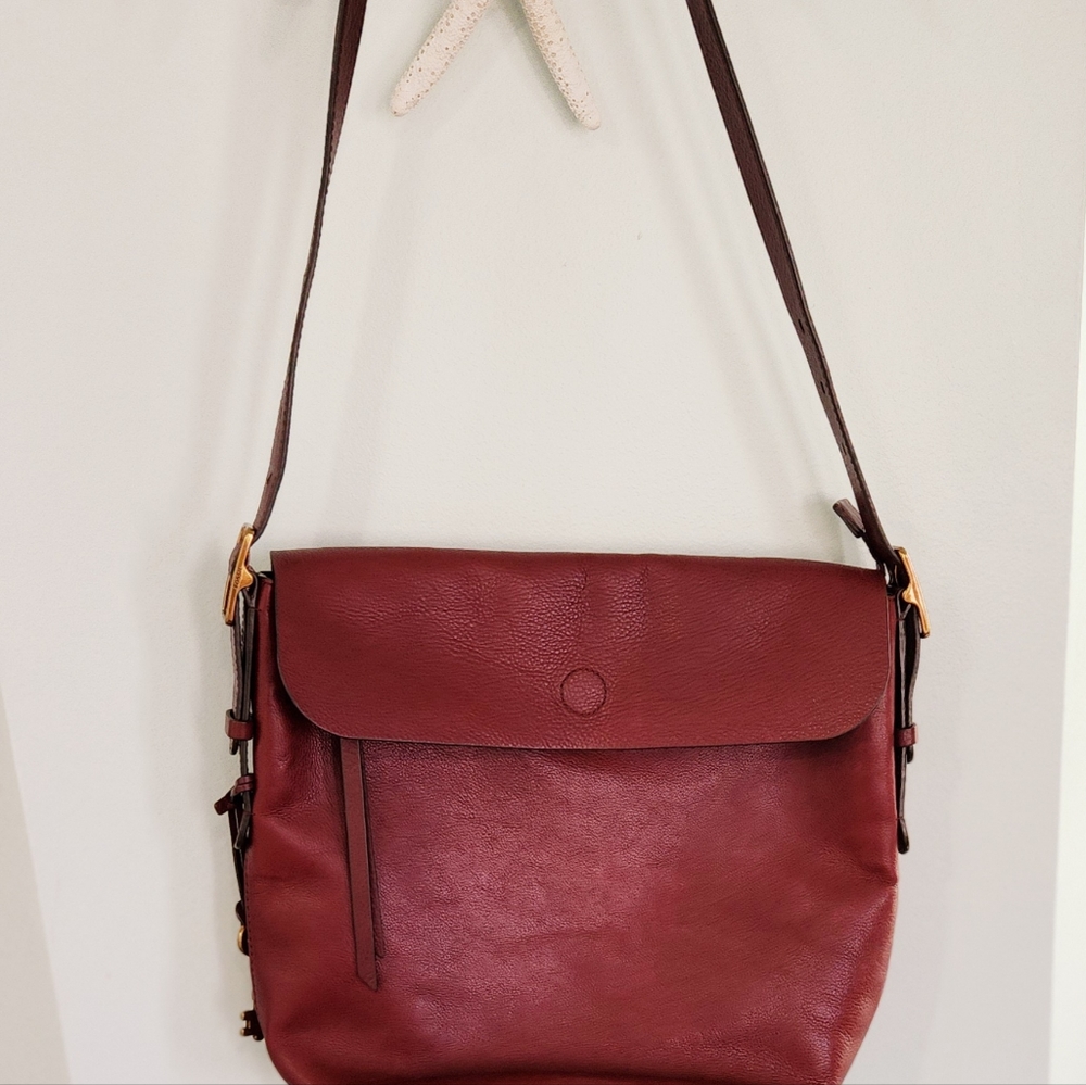 FOSSIL SHOULDER BAG SEMI VINTAGE ..VERY GOOD CONDITION. MINOR BLEMISHES 12X14X5